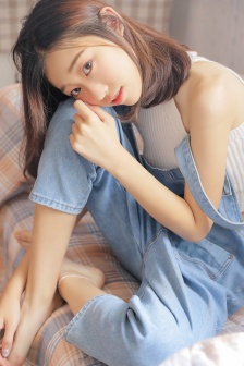 女性高级感白色游泳衣